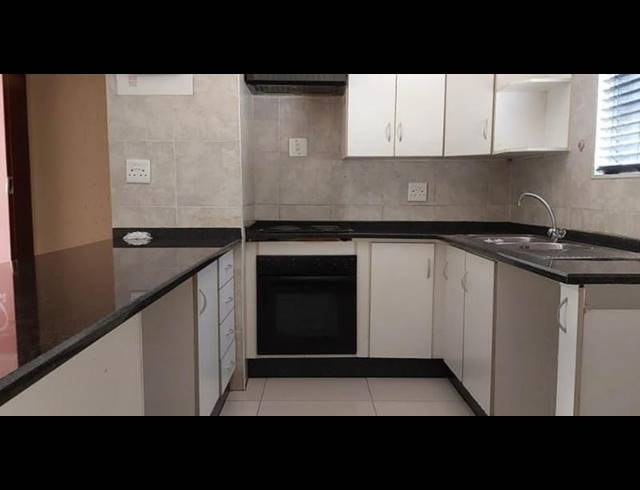 2 BEDROOM TOWNHOUSE FOR SALE IN BASSONIA